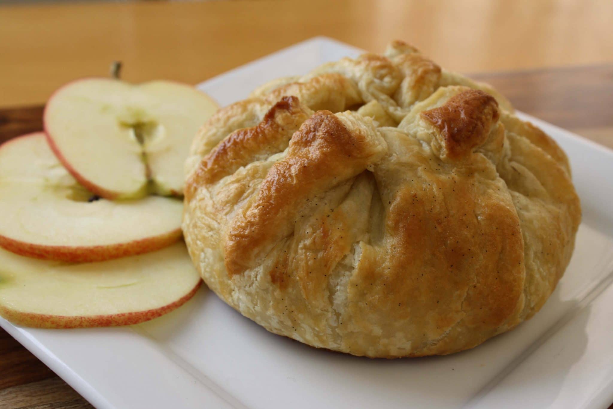 https://www.rodellekitchen.com/wp-content/uploads/2018/04/Baked_Brie_with_Cranberry_Apple_Compote.jpg